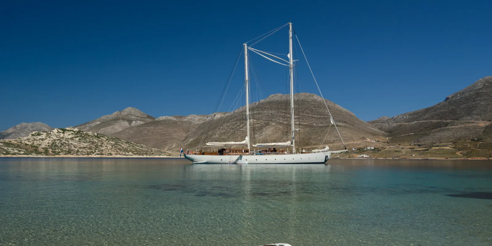 Segling från Santorini i Kykladerna