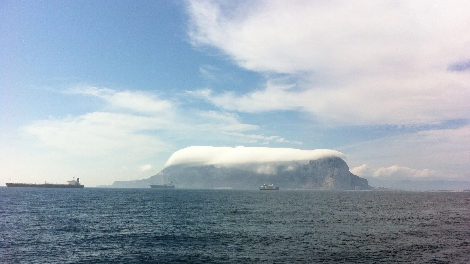 Gibraltar in den Wolken