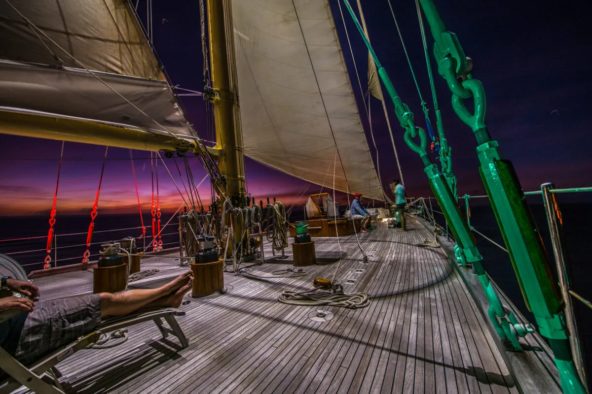 Deck einer Segelyacht bei Dämmerung auf dem Atlantik