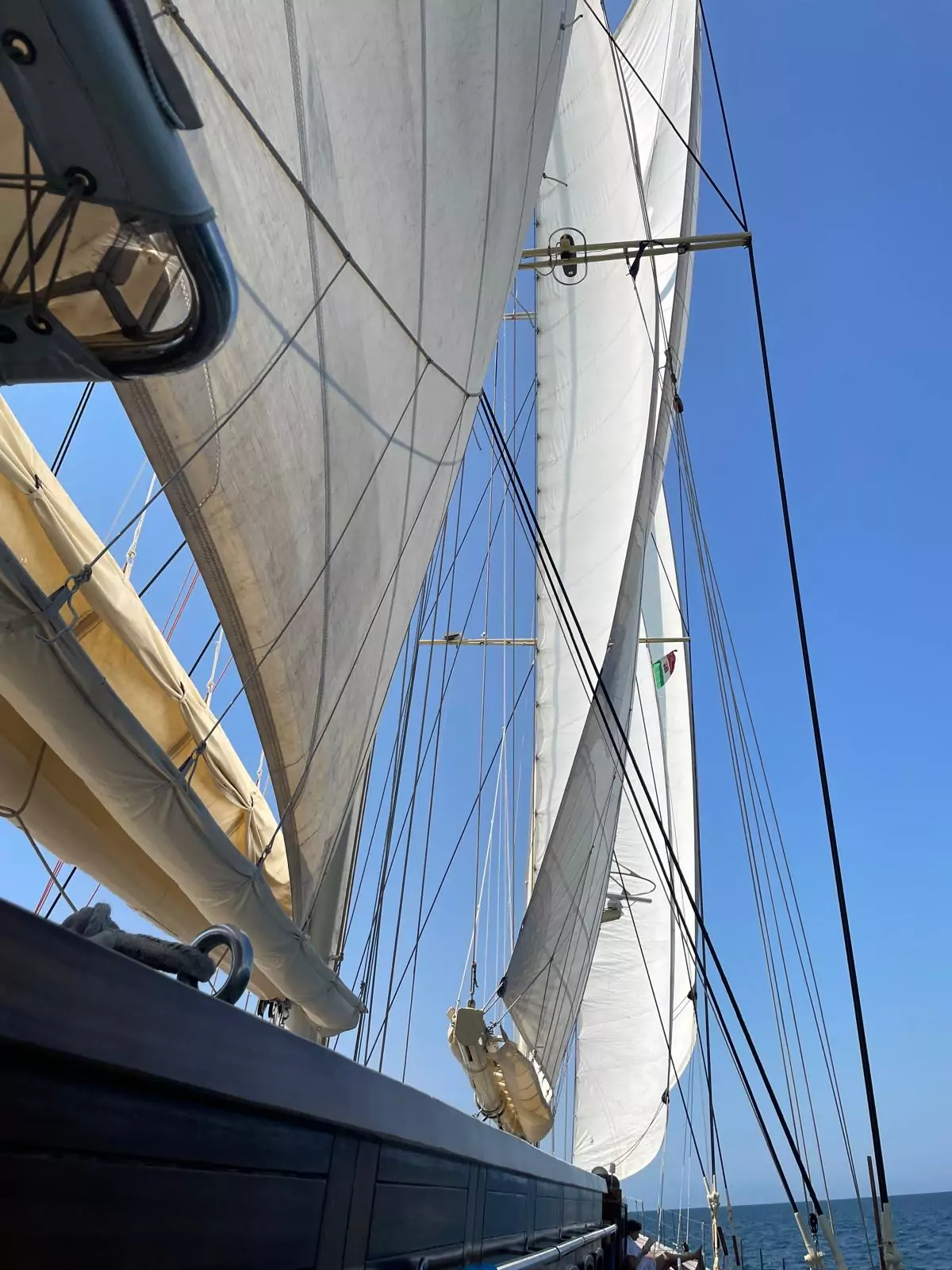 blick-auf-die-segel-der-chronos-vor-der-amalfikueste